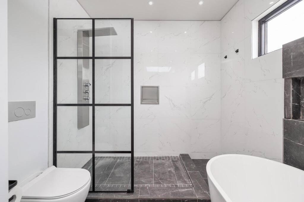 New Modern 1400 Sq Ft Coach House Near Everything Toronto Exterior foto