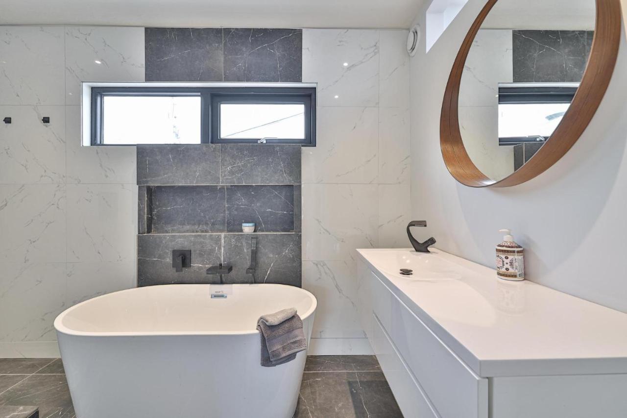 New Modern 1400 Sq Ft Coach House Near Everything Toronto Exterior foto