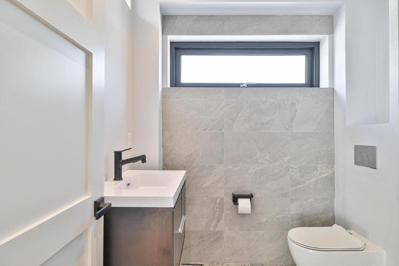 New Modern 1400 Sq Ft Coach House Near Everything Toronto Exterior foto