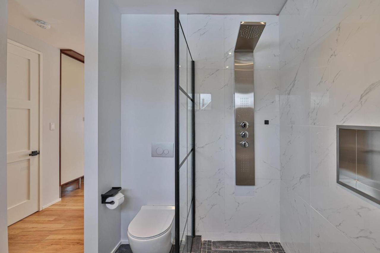 New Modern 1400 Sq Ft Coach House Near Everything Toronto Exterior foto